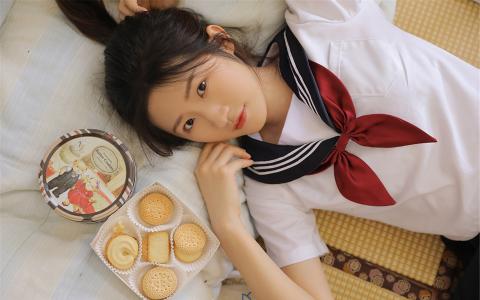 日本学生美女性感制服诱惑私房里撩人写真