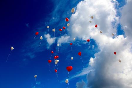 天空中飞舞的爱心气球