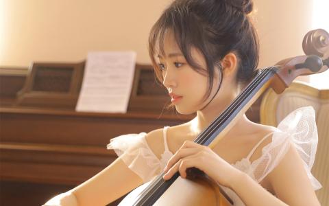 清纯美女手持大提琴迷人写真