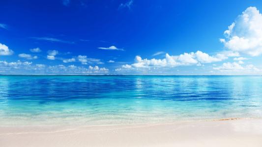 湛蓝的天空下唯美沙滩