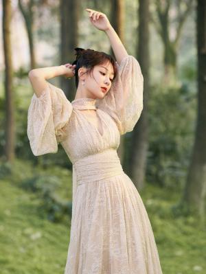 杨紫裸色蕾丝刺绣长裙