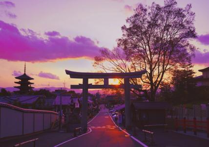 夕阳下唯美的东京街道