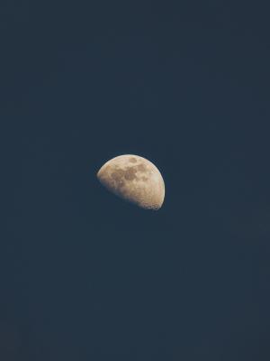 天上的月亮高清图片