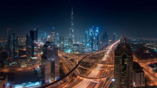 夜景下交通发达的迪拜