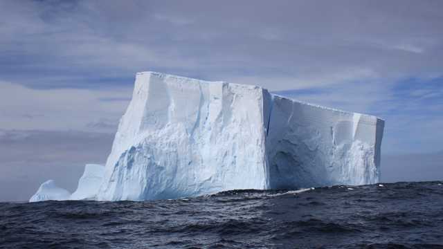 海里魁梧的冰山景色图片