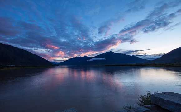 西藏尼洋河景致图片