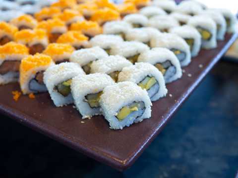 日本鱼子寿司卷图片