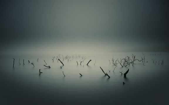 雾色朦胧的湖泊景色