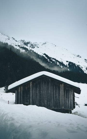 高山雪地小木屋图片