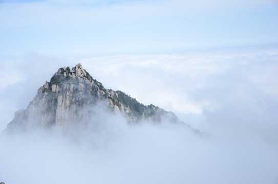 雾气缭绕的雪山景色