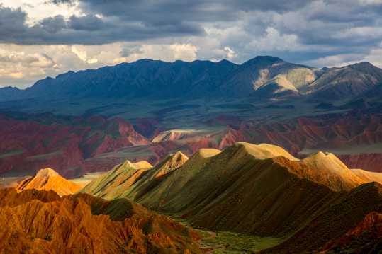新疆努尔加大峡谷雨后光景图片