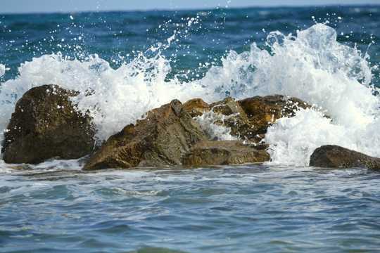 海洋海潮击石拍照图片