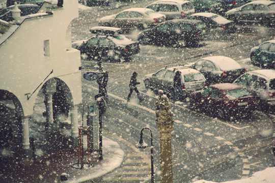 下雪的都市图片