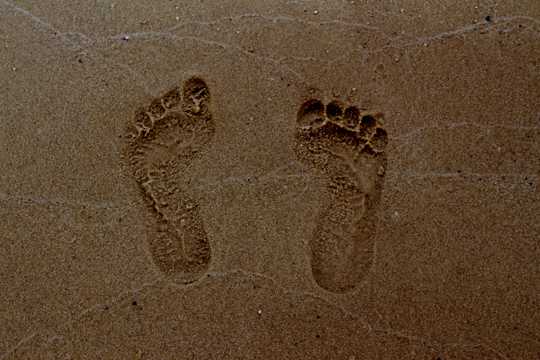 海滨沙子脚印图片