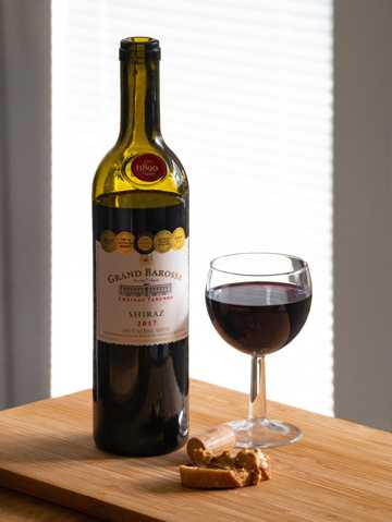 杯子里的葡萄酒图片