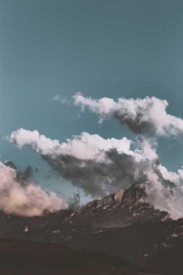 云朵环绕高山拍摄图片