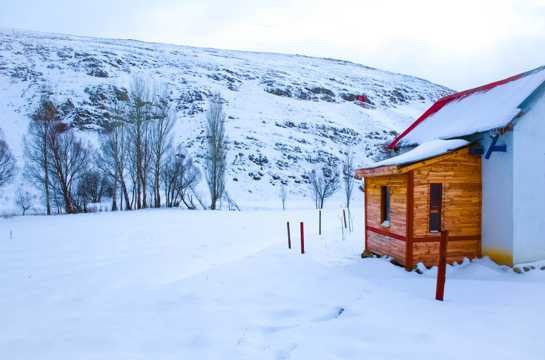 冬季雪地木屋图片
