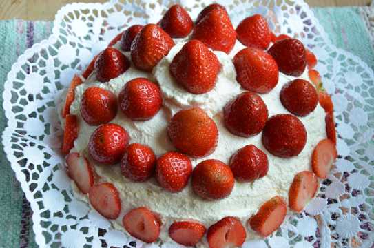 草莓奶油水果蛋糕图片