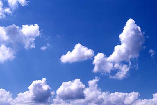 蓝天下的云朵图片
