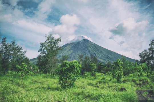 磅礴喷发的火山景色图片
