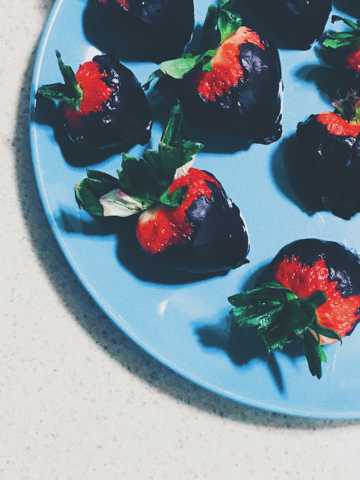 草莓巧克力甜品图片