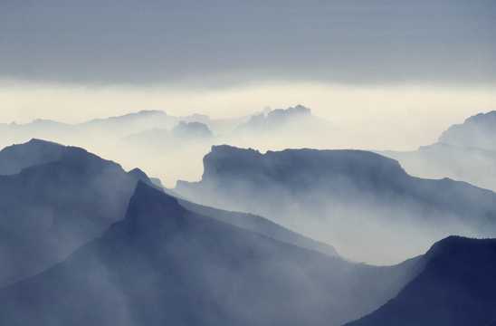 云雾缭绕的风光图片