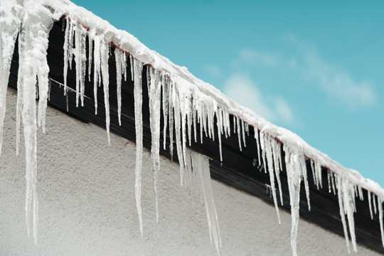冬季屋顶冰霜图片