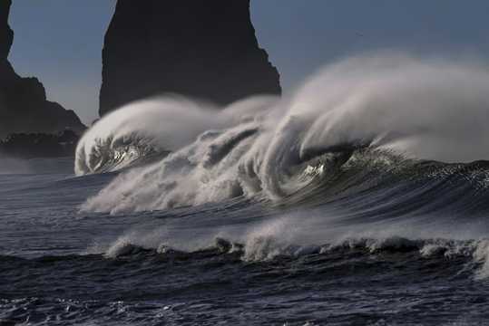 海洋巨浪翻滚图片
