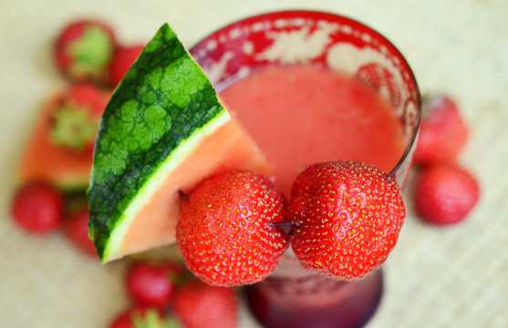 夏天冰凉酷爽的西瓜汁图片