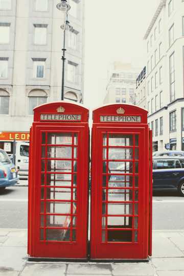巴黎街头的电话亭图片