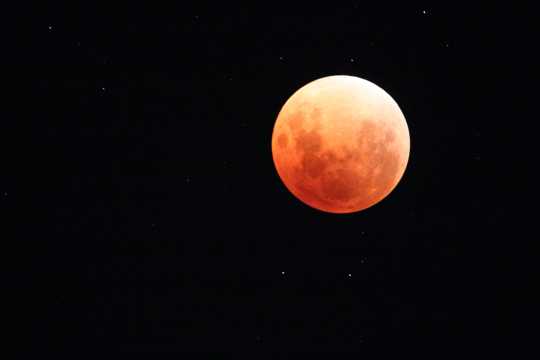 夜空中红色月亮图片