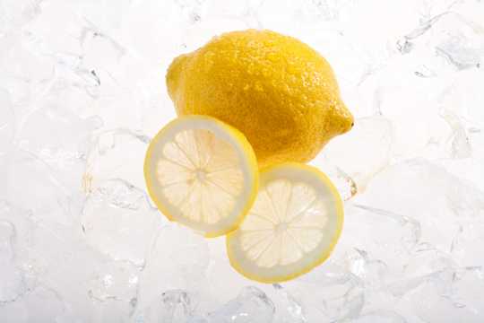新鲜柠檬和冰块图片