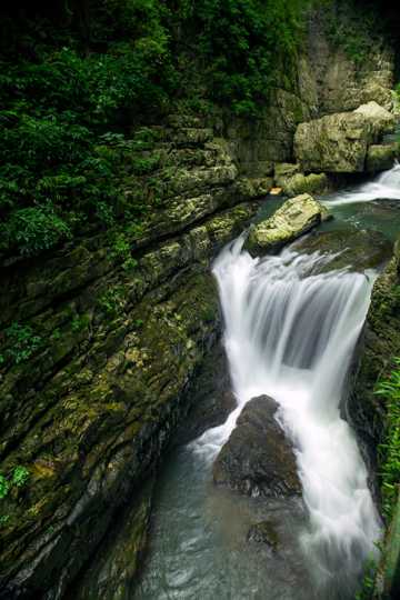 贵州香火岩的溪水自然风光图片