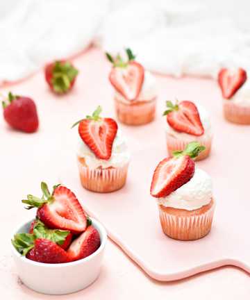 红色草莓杯子蛋糕图片