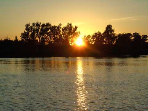 水面落日夕阳景观图片
