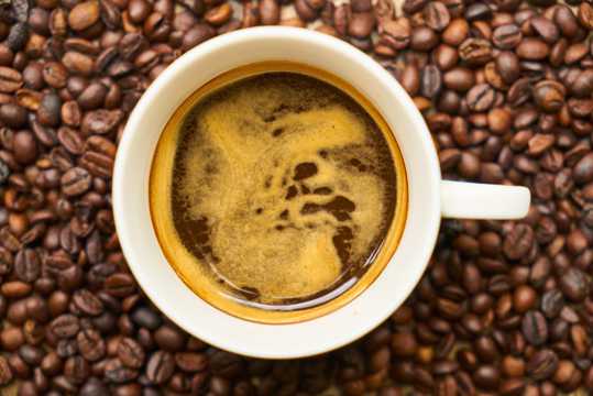 咖啡豆上的咖啡图片