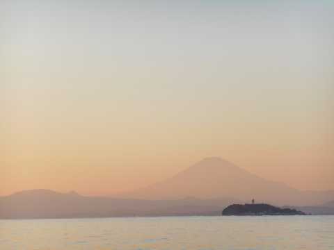 日暮下的富士山景色图片