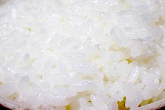 一碗煮熟的白米饭