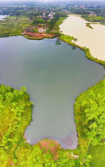 航拍湖水乡村自然风光图片