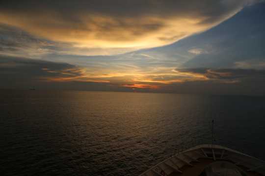海上残阳自然光景图片