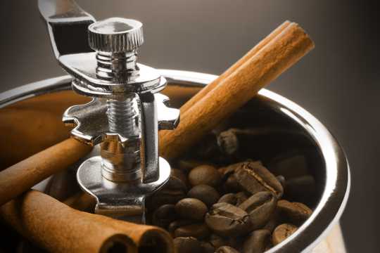 咖啡研磨机里的咖啡豆图片