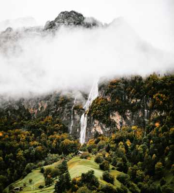山雾缭绕山岭瀑布图片