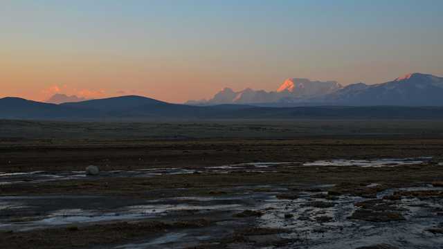 西藏岗巴朝阳景物图片