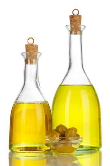 两瓶橄榄油图片
