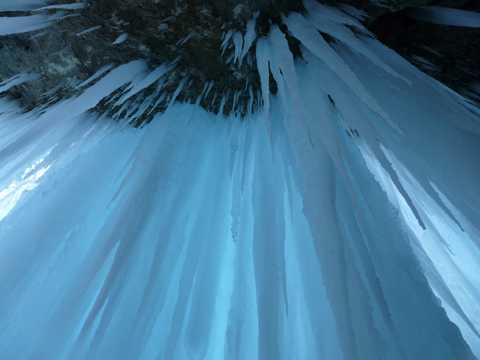 冰柱雪景图片