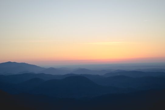夕阳山峦云彩图片