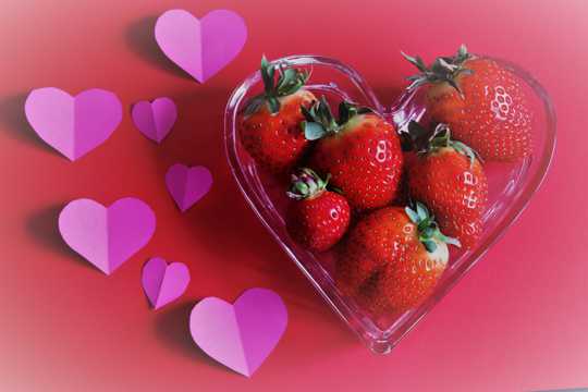 爱心包装的草莓图片