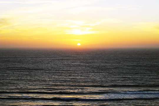 海平面朝阳图片