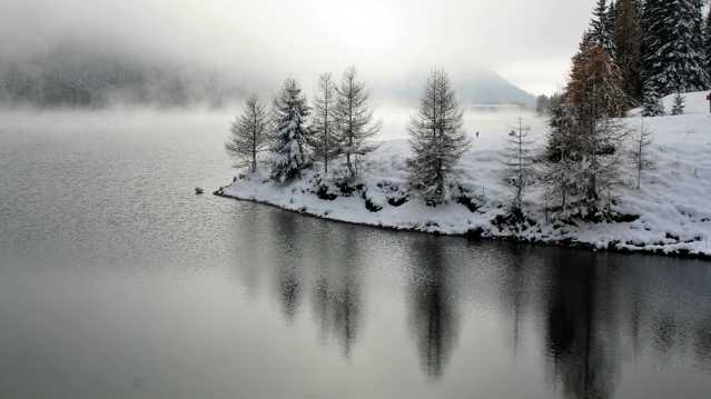 冬天湖水雪景