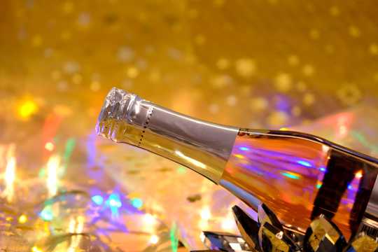 庆祝新年的香槟酒图片